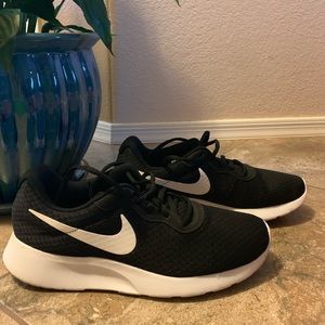 Women’s Nike Tanjun Running Shoe Size 9.5